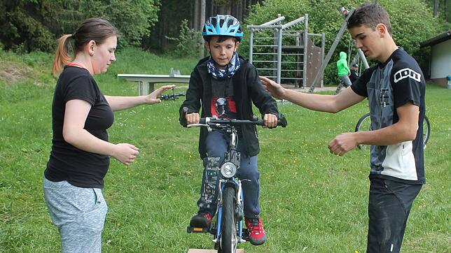 Das Techniktraining geht ins zweite Jahr : Die Jugendtrainer Michelle Ketterer und Simon Wider mit Elias Wache (Mitte).