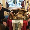 Gabriela und Hans-Jürgen Bahll sind stolz auf die erste Krippe ihres Mannes. Im kommenden Jaht will sich der 76-Jährige an seine dritte ...
