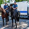 Kriminalhauptkommisar Henning Frank mit Wallach &bdquo;Stratego&ldquo; (links) und Polizeihauptmeister Christian Schwabe mit Wallach ...