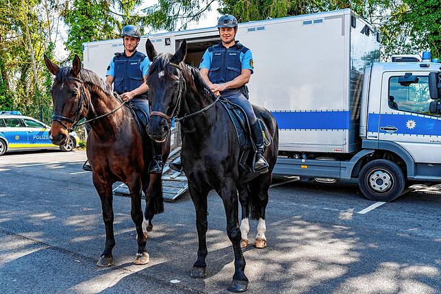 Kriminalhauptkommisar Henning Frank mit Wallach &bdquo;Stratego&ldquo; (links) und Polizeihauptmeister Christian Schwabe mit Wallach ...