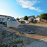 Hier enstehen sechs Reihenhäuser. Begonnen wird Ende des Jahres und sollen laut Bauträger im Herbst kommendes Jahres übergeben werden.