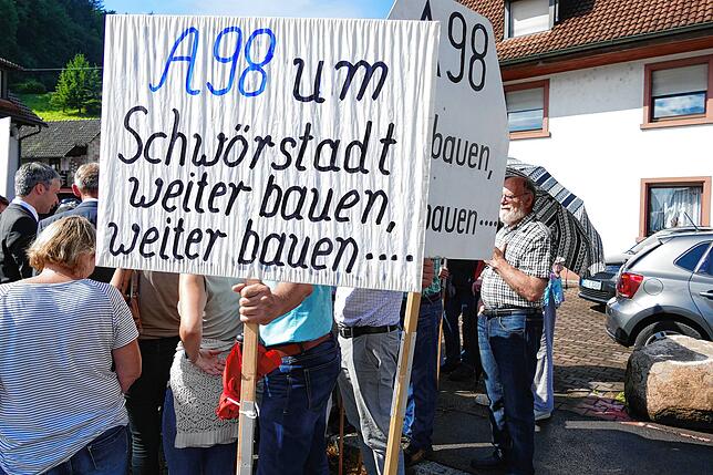 Die Bundestagsabgeordneten Armin Schuster und der Verkehrsexperte Steffen Bilder, Schwörstadts Bürgermeisterin Christine ...