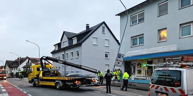 Hier endet die Flucht vor der Polizei: Mitten in Wollmatingen bleibt der Wagen liegen, nachdem der Fahrer einen Lichtmast rammte.