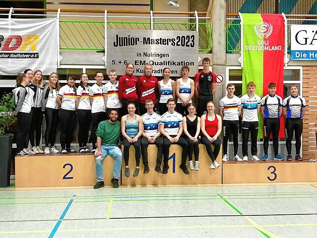 Mittendrin, statt nur dabei: Nachwuchs-Bundestrainer Marcel Jüngling (vorn, links) mit den erfolgreichen Hallenradsportlern – ...
