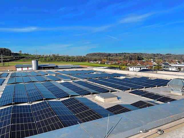 Die neu eingeweihte PV-Anlage auf dem Glanbia Werk in Orsingen.