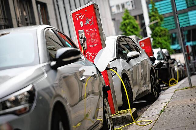 Elektrofahrzeuge werden an Ladesäulen in der Berliner Innenstadt geladen. In der Hauptstadt ist die Auslastung der Stationen ...