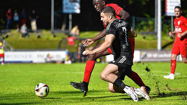Zu Fall gebracht: Gleich zweimal ging Jonas Gläsemann nach seiner Einwechslung im Strafraum zu Boden. Beim ersten Mal blieb der Pfiff ...