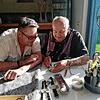 Der Hobbytüftler Ernst Herz (rechts) zeigt Roland Lorch, worauf es ankommt, wenn man eine defekte Armbanduhr reparieren will. Bild: ...