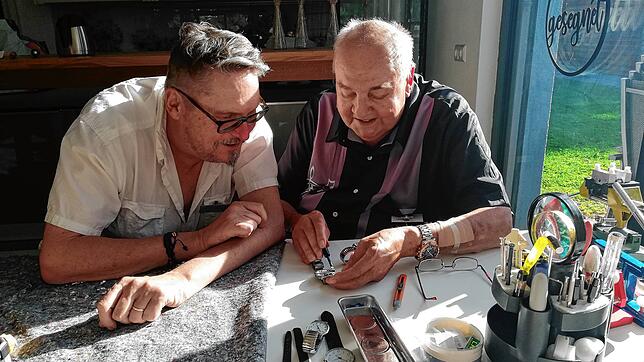 Der Hobbytüftler Ernst Herz (rechts) zeigt Roland Lorch, worauf es ankommt, wenn man eine defekte Armbanduhr reparieren will. Bild: ...