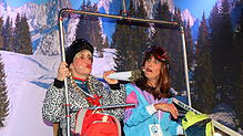 Claudia Bick-Würth und Ulrike Merkle bekämpfen ihre Höhenangst im Lift mit einem Joint.