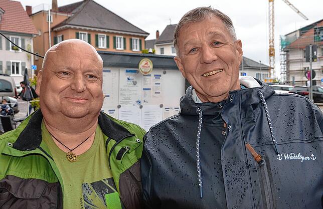 Jens Reckstadt (links) hat seinen Mazda MX5, einen Joungtimer, präsentiert und Kurt Rosenthal seinen Mercedes-Benz 220 s.