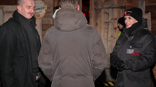 Michael Hoock (links) und Monika Hogg (rechts) von der privaten Sicherheitsfirma Nightlife sorgen auf dem Singener Weihnachtsmarkt für ...