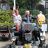 Gemeinsam machen Gertrud Schneider und Theo Bank bei unterschiedlichen Oldtimtertreffen Werbung mit dem Kramer für das anstehende ...