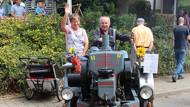 Gemeinsam machen Gertrud Schneider und Theo Bank bei unterschiedlichen Oldtimtertreffen Werbung mit dem Kramer für das anstehende ...