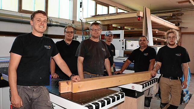 Handwerker die im Sommer ein paar Wochen frei haben (von links): Markus Gunst, Inhaber der Schreinerei Wolf, mit Michael Gunst, Patrick ...
