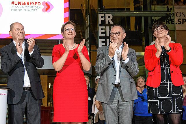 Als Doppelspitze abgelehnt: Die Kandidatenpaare Olaf Scholz (l-r) und Klara Geywitz sowie Norbert Walter-Borjans und Saskia Esken stehen ...