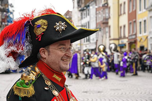 Da lockert sich der Gesichtsausdruck von Generalfeldmarschall Dominik Schaaf zum ersten mal wieder auf, als die Schwenninger Ziegelbuben ...