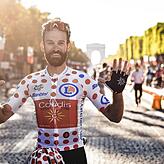 Simon Geschke bei der Tour de France 2022 im gepunkteten Trikot des besten Bergfahrers.
