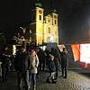 Stimmungsvoller Winterabend: Besucher an Ständen des zweiten Adventsmarkts im Donaueschinger Residenzviertel am Samstag, 9. Dezember.