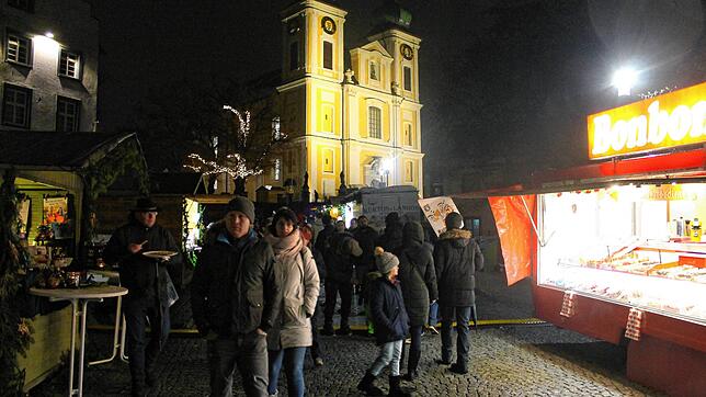 Stimmungsvoller Winterabend: Besucher an Ständen des zweiten Adventsmarkts im Donaueschinger Residenzviertel am Samstag, 9. Dezember.