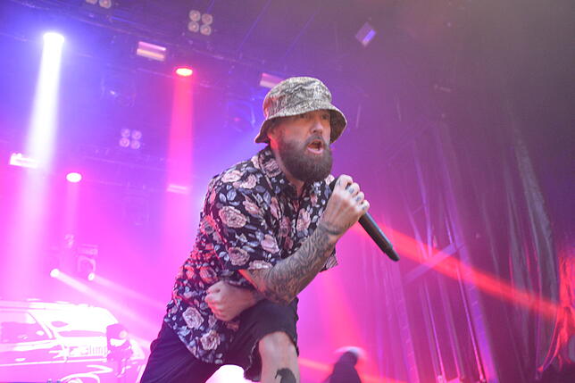 Frontmann Fred Durst und Limp Bizkit rockten beim ersten Open-Air-Konzert am Graf-Zeppelin-Haus in Friedrichshafen.