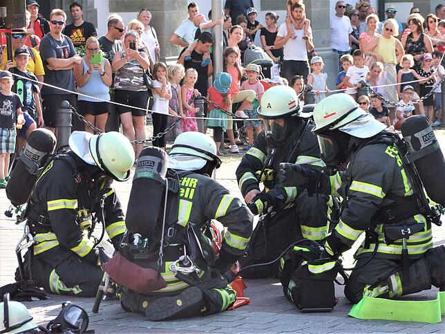Bild 1: Bilder von der Schauübung der Feuerwehr und der Rettungsdienste auf dem Radolfzeller Marktplatz