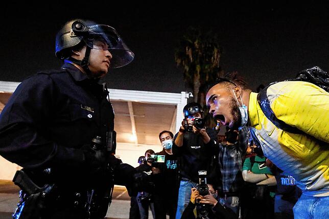 Die Emotionen kochen hoch bei einer Demonstration in Los Angeles.