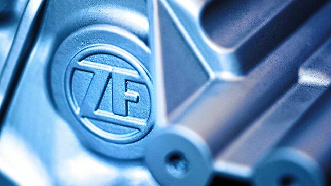 Ein ZF-Logo ist auf ein ausgestelltes Produkt im Konzernzentralen-Foyer der ZF Friedrichshafen AG geprägt. Die Dämpferproduktion ist ...
