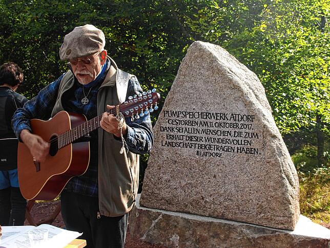 Roland Kroell sang sein &bdquo;Atdorflied&ldquo;.