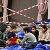 Kinder aus Ukraine spielen auf Feldbetten in einem abgesperrten Bereich in der Messe Berlin. Sie sollen bald in Deutschland zur Schule ...