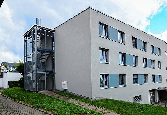 So präsentiert sich das Areal heute mit der Seitenansicht des Altenheims