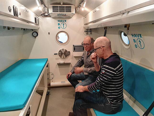 Hermann Spiegel und Stefan Hilser in der Druckkammer, sie stehen unter einem Druck von bis zu 2,8 Bar und machen hier den Druckausgleich.