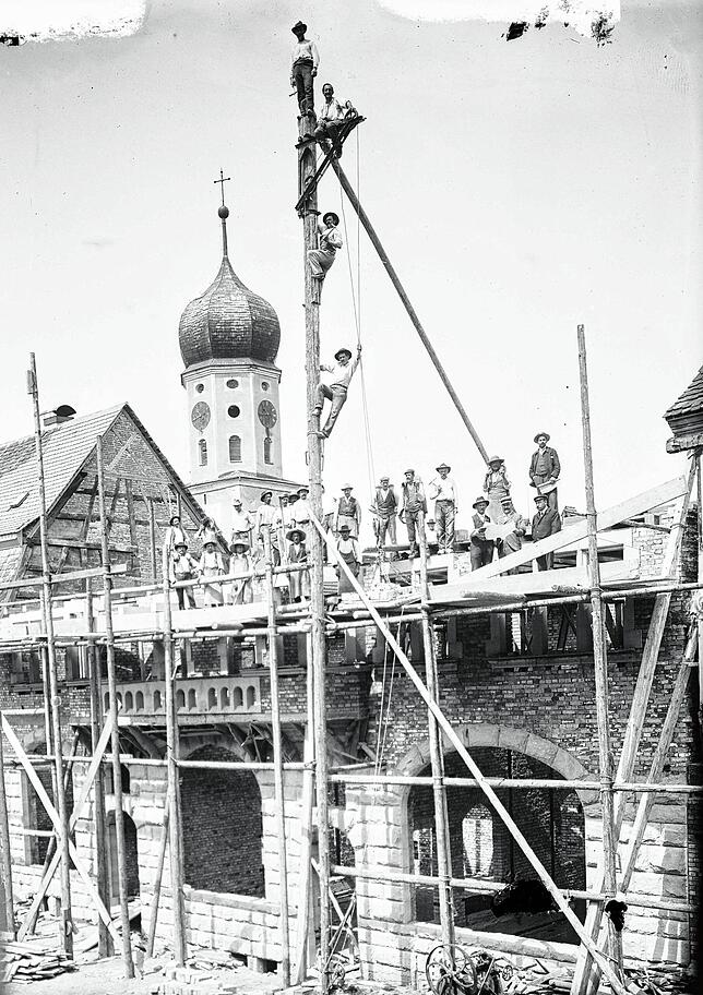 Wiederaufbau des Gasthauses und Hotel Adler Post im Jahr 1905 nach einem Brand 1904.
