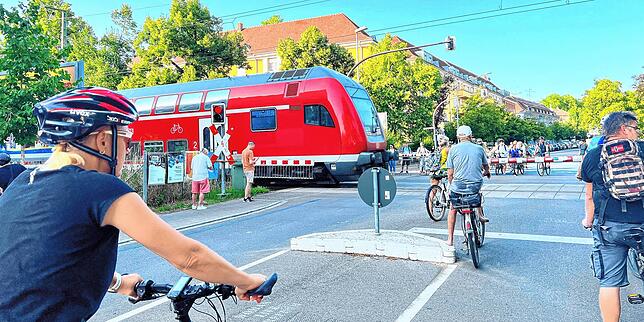 Hier ist immer was soll: Die Fahrradstraße (Jahnstraße) führt über die Bahngleise.
