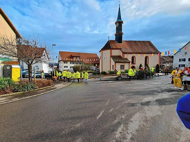 Narrenbaumstellen in Rechberg: Er wird auf den Platz vor der Kirche gebracht.