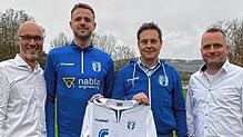 Trainerfrage beantwortet: Bei den SF Schliengen freuen sich der 2. Vorsitzende (links), Sportchef Jean Rossetti (daneben) und ...