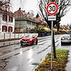 Ein Lärmschutzschild in der Allmannsdorfer Straße weist auf die neue Temporeduzierung hin. Nur wenige Meter weiter soll ein anderes ...