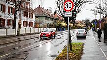 Ein Lärmschutzschild in der Allmannsdorfer Straße weist auf die neue Temporeduzierung hin. Nur wenige Meter weiter soll ein anderes ...