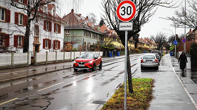 Ein Lärmschutzschild in der Allmannsdorfer Straße weist auf die neue Temporeduzierung hin. Nur wenige Meter weiter soll ein anderes ...