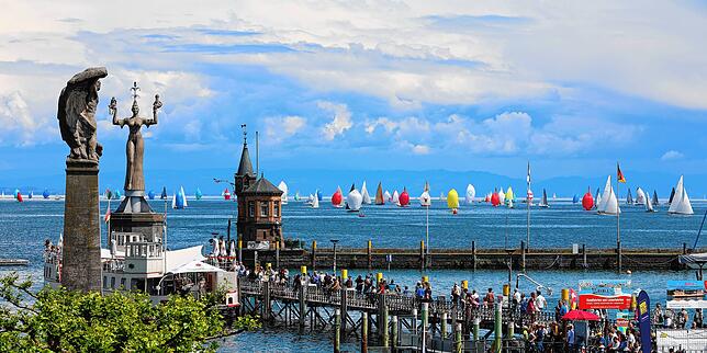 (Archivbild von 2024) Nahezu 100 Segelyachten nehmen bei den Regatten der Internationalen Bodenseewoche teil. An Land ist für Besucher ...