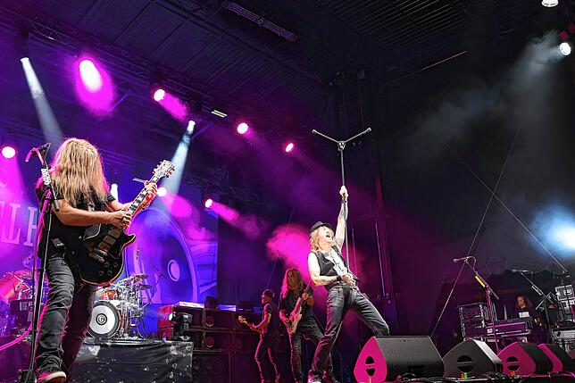 Bild 15: Schlossgarten Open Air: Tausende Rockfans feiern Gotthard und Krokus -  Die besten Bilder