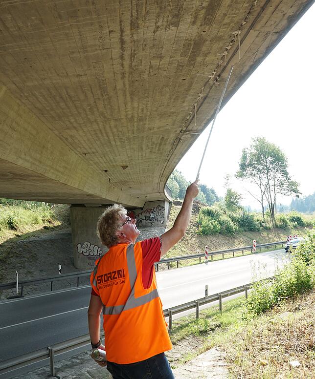 Ingenieur Bernd Weimer prüft eine Brücke bei Tuningen.