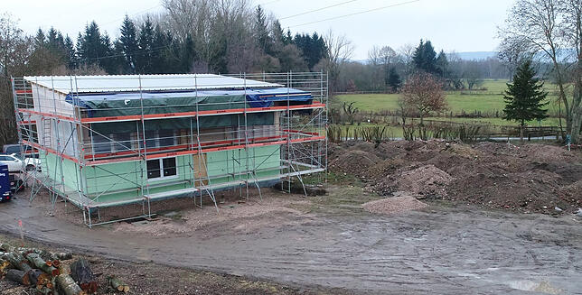 Der Blick auf den Rohbau der Hundefreunde Donaueschingen, rechts erstreckt sich dann das Trainingsgelände. Bild: Roger Müller