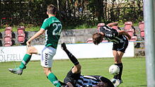 Abgepfiffen. Dieser Aktion des SC Konstanz-Wollmatingen (schwarze Trikots) ging ein Foul voraus.