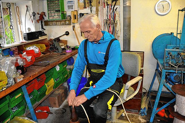 Günter Schneider verarbeitet hier in seiner Werkstatt nach dem Abseilen ein Seil für eine Schaukel.