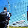 Zwei Polizisten verfolgen am Karfreitag vom Zaun aus den Start des Zeppelin NT.