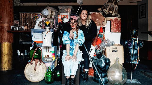 Stephanie Ruppaner (links) und Fanny Zimmermann sind hochzufrieden mit dem Ergebnis des Vintage-Store-Experiments im Klimperkasten.