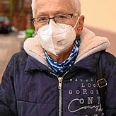 Christel Zimmermann aus Buchenberg steht für ihre Booster-Impfung in der Warteschlange.