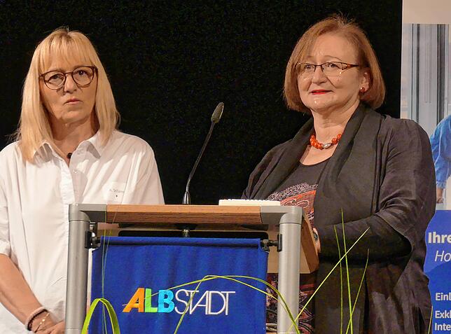 Antje Schärer, Beauftragte des Fördervereins der Hochschule mit Dr. Ingeborg Mühldorfer, Rektorin der Hochschule AlbSig, begrüßen die ...