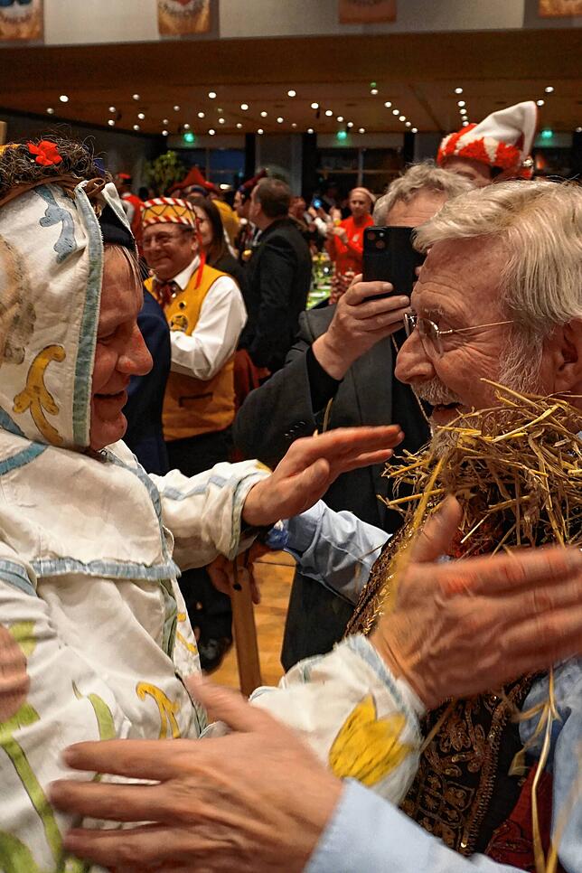 Auch Fastnachtsprofessor Werner Mezger erhält ein Sträußchen Stroh.